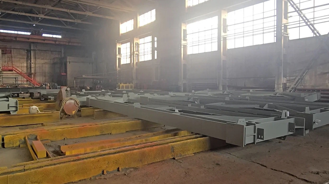 Металлоконструкции в солнечном складском помещении.