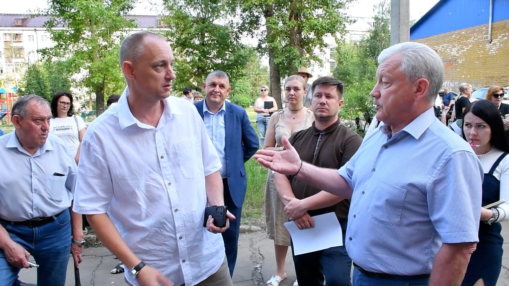Жильцы дома на Подбельского в Братске ожидают озеленения и благоустройства двора