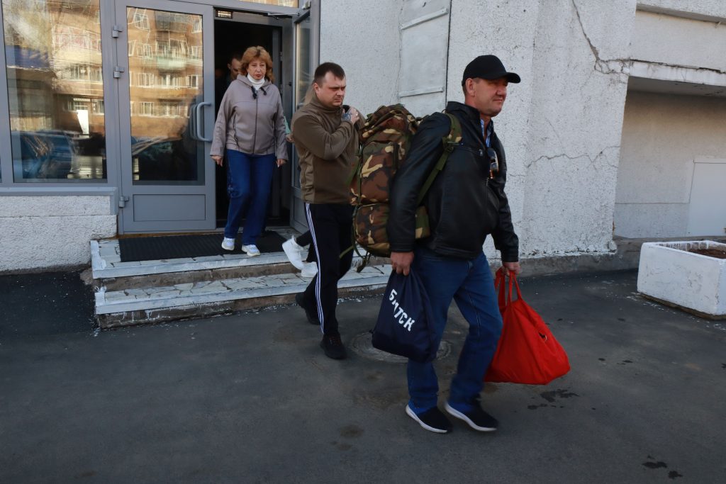 Жителей Братска проводили служить стране с молитвами и напутствиями