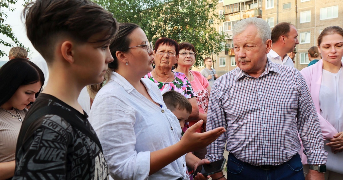 Группа людей дискутирует на улице