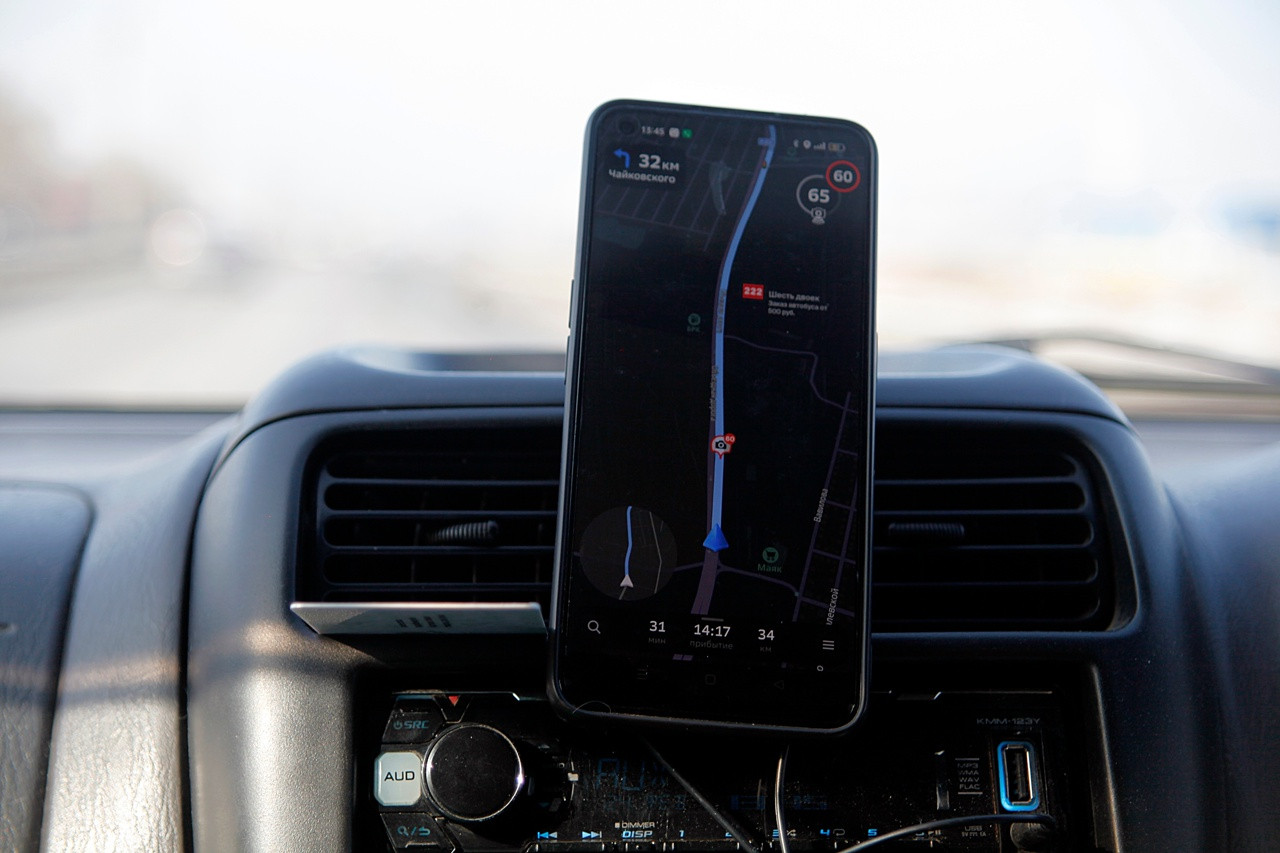 Смартфон с навигатором установлен в автомобиле.