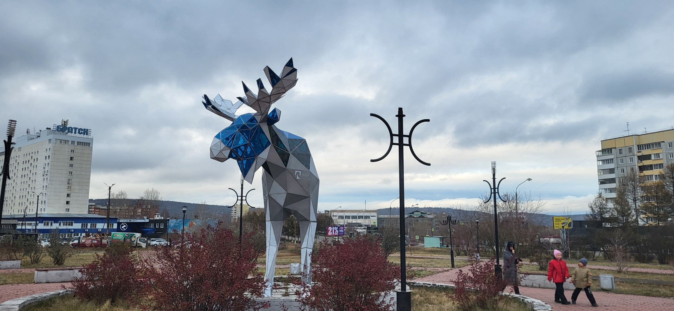 Современная статуя лося в городском парке.